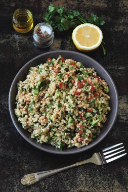 Kâse içinde Arap salatası tabağı. Orta Doğu mutfağı. Bulgur, maydanoz ve sebzeli sağlıklı salata. Bulgur 'lu vejetaryen salatası. Tabouli salatası.