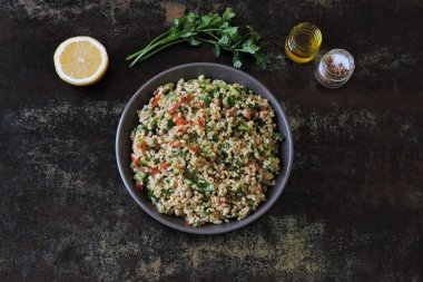 Kâse içinde Arap salatası tabağı. Orta Doğu mutfağı. Bulgur, maydanoz ve sebzeli sağlıklı salata. Bulgur 'lu vejetaryen salatası. Tabouli salatası.