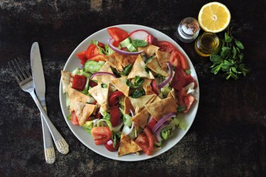 Sebze ve pide ile Orta Doğu salatası. Parlak sağlıklı vejetaryen salatası. Orta Doğu mutfağı.