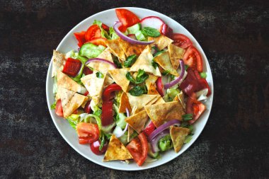 Sebze ve pide ile Orta Doğu salatası. Parlak sağlıklı vejetaryen salatası. Orta Doğu mutfağı.