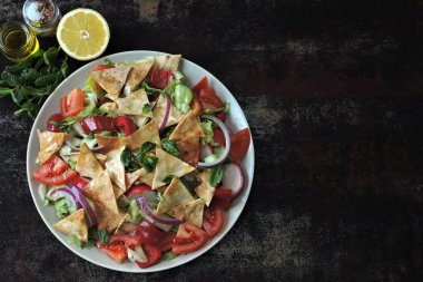 Sebze ve pide ile Orta Doğu salatası. Parlak sağlıklı vejetaryen salatası. Orta Doğu mutfağı.