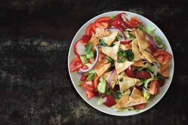 Sebze ve pide ile Orta Doğu salatası. Parlak sağlıklı vejetaryen salatası. Orta Doğu mutfağı.