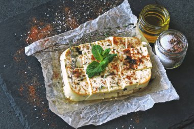 Baharatlı ve zeytinyağlı fırında peynir. Keto diyeti Keto atıştırmalığı.
