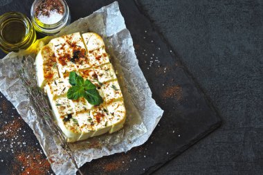 Baharatlı ve zeytinyağlı fırında peynir. Keto diyeti Keto atıştırmalığı.