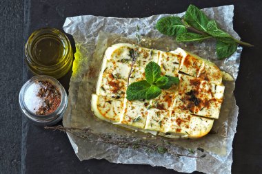 Baharatlı ve zeytinyağlı fırında peynir. Keto diyeti Keto atıştırmalığı.