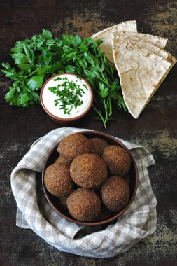 Taze falafel köftesi, pide, sos ve otlar. Vejetaryen falafel. Orta Doğu mutfağı.