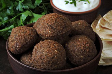 Taze falafel köftesi, pide, sos ve otlar. Vejetaryen falafel. Orta Doğu mutfağı.