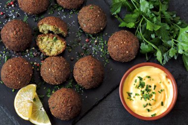 Taze falafel köftesi, pide, sos ve otlar. Vejetaryen falafel. Orta Doğu mutfağı.