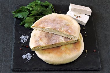 Pide ve yeşillik. Arap Lavaş Orta Doğu mutfağı.