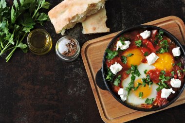 Sebzeli yumurta ve peynir. Keto öğle yemeği fikri. Keto diyeti. İsrail yumurtaları.