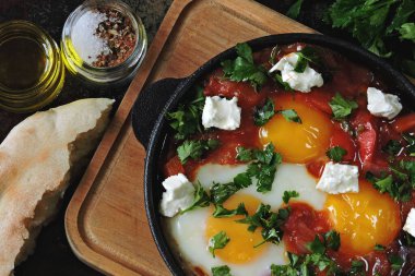 Sebzeli yumurta ve peynir. Keto öğle yemeği fikri. Keto diyeti. İsrail yumurtaları.