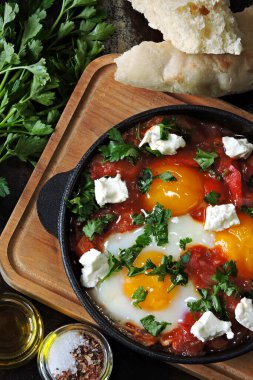 Sebzeli yumurta ve peynir. Keto öğle yemeği fikri. Keto diyeti. İsrail yumurtaları.