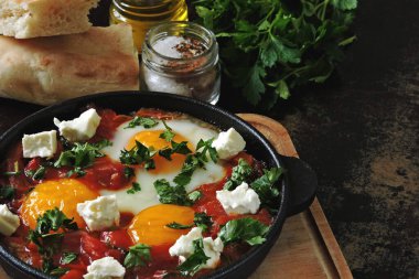 Sebzeli yumurta ve peynir. Keto öğle yemeği fikri. Keto diyeti. İsrail yumurtaları.