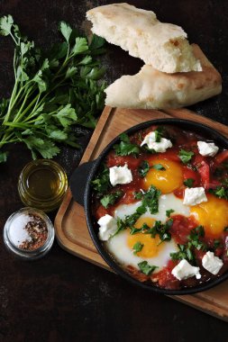 Sebzeli yumurta ve peynir. Keto öğle yemeği fikri. Keto diyeti. İsrail yumurtaları.