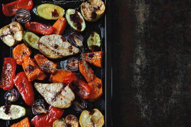 Fırınlanmış balkabağı, kabak, kırmızı biber, armut, elma, fırında otlar ve baharatlarla birlikte mavi soğan. Pişmiş sebze ve meyve karışımı. Vejetaryen yemeği.