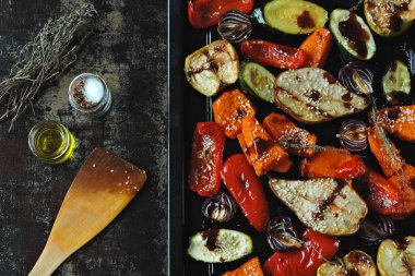 Fırınlanmış balkabağı, kabak, kırmızı biber, armut, elma, fırında otlar ve baharatlarla birlikte mavi soğan. Pişmiş sebze ve meyve karışımı. Vejetaryen yemeği.