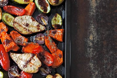 Fırınlanmış balkabağı, kabak, kırmızı biber, armut, elma, fırında otlar ve baharatlarla birlikte mavi soğan. Pişmiş sebze ve meyve karışımı. Vejetaryen yemeği.