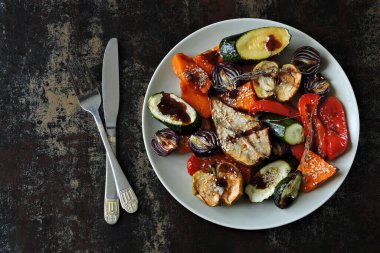 Susamlı fırında sebze tabağı. Nefis bir vejetaryen yemeği. Izgara sebze garnitürü..