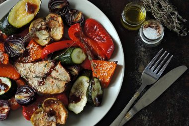 Susamlı fırında sebze tabağı. Nefis bir vejetaryen yemeği. Izgara sebze garnitürü..