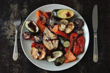 Susamlı fırında sebze tabağı. Nefis bir vejetaryen yemeği. Izgara sebze garnitürü..