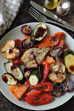 Susamlı fırında sebze tabağı. Nefis bir vejetaryen yemeği. Izgara sebze garnitürü..