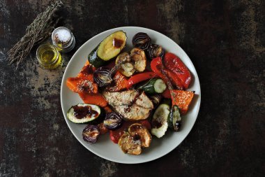 Susamlı fırında sebze tabağı. Nefis bir vejetaryen yemeği. Izgara sebze garnitürü..