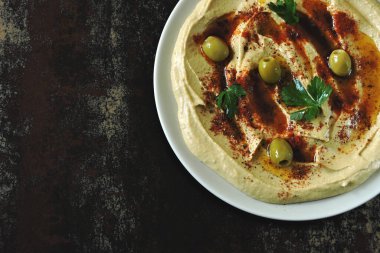 Zeytinyağı ve baharatlı taze ev yapımı humus. Orta Doğu mutfağı.