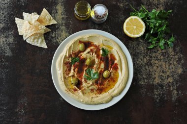 Zeytinyağı ve baharatlı taze ev yapımı humus. Orta Doğu mutfağı.