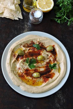 Zeytinyağı ve baharatlı taze ev yapımı humus. Orta Doğu mutfağı.