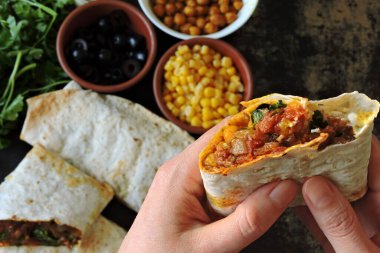 Ev yapımı sebzeli shawarma. Vejetaryen shawarma. Orta Doğu stili.