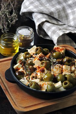 Zeytin ve baharatla pişirilmiş Feta parçaları. Sağlıklı öğle yemeği ya da atıştırmalık. Keto diyet Keto tarifi.