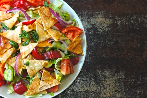Sebze ve pide ile Orta Doğu salatası. Parlak sağlıklı vejetaryen salatası. Orta Doğu mutfağı.