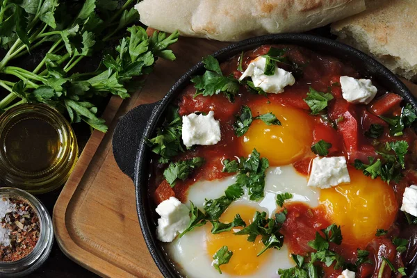 Sebzeli yumurta ve peynir. Keto öğle yemeği fikri. Keto diyeti. İsrail yumurtaları.