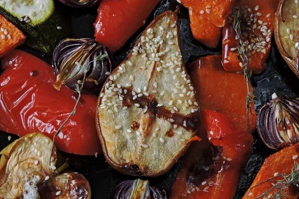 주치니 파프리카 허브와 양념을 곁들인 것이다 야채와 과일을 섞는다 — 스톡 사진
