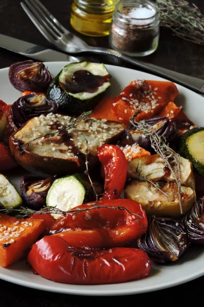 Teller Mit Gebackenem Gemüse Mit Sesam Stilvolles Veganes Abendessen Garniert — Stockfoto