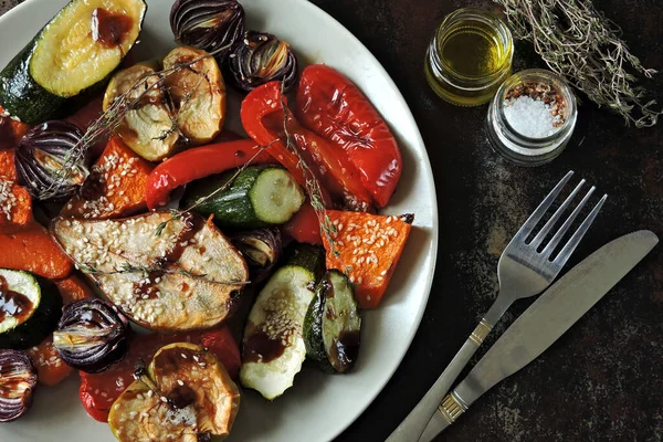 Tányér Sült Zöldséggel Szezámmaggal Stílusos Vegán Vacsora Grillezett Zöldség Díszítése — Stock Fotó