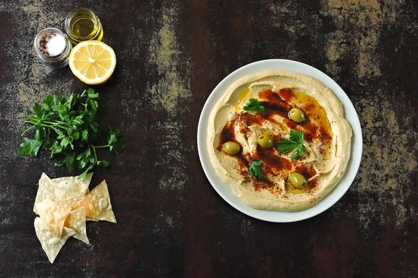 オリーブオイルとスパイスと新鮮な自家製のフムス 中東料理 — ストック写真
