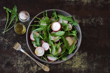 Taze sağlıklı turp roka salatası. Turplu diyet salatası. Çiğ diyet.