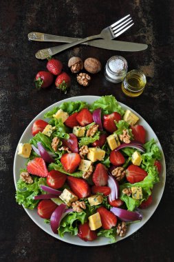 Çilekli salata, mavi soğan, ceviz ve kocaman peynir. Sağlıklı çilek salatası. Keto diyeti.