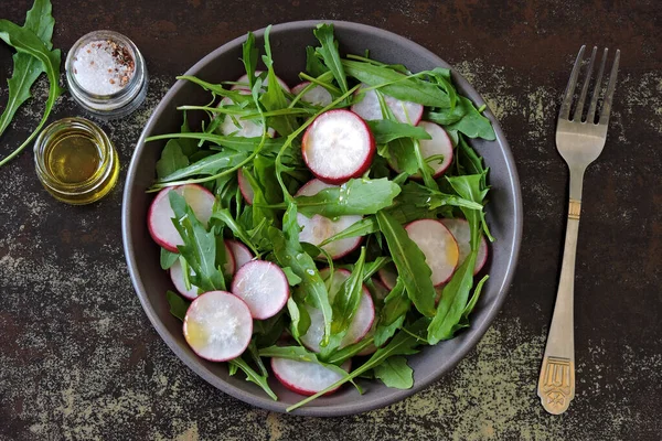 Färsk Frisk Ruccolasallad Dietsallad Med Rädisa Obehandlad Kost — Stockfoto