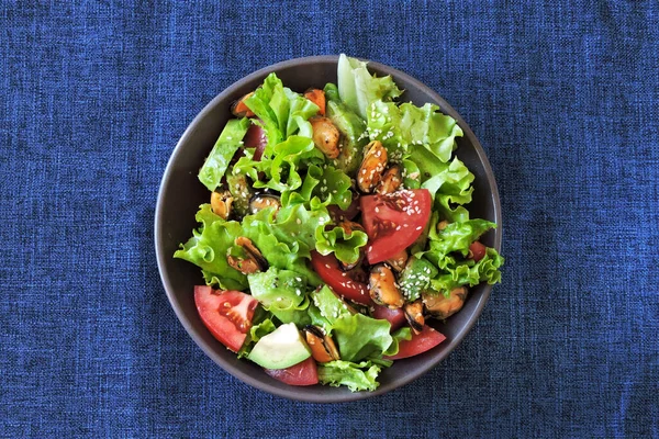 Gesunder Salat Mit Avocado Und Muscheln Keto Mittagessen Keto Diät — Stockfoto