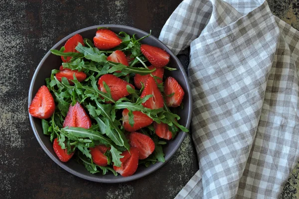 Gesunde Helle Rucola Salat Erdbeere Veganer Salat — Stockfoto