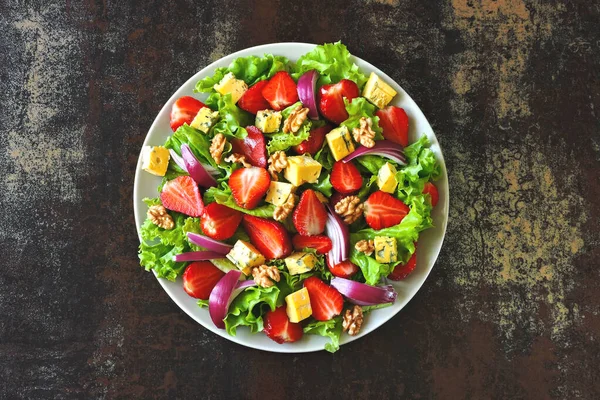 Salat Mit Erdbeeren Blauen Zwiebeln Walnüssen Und Garganzola Gesunder Erdbeersalat — Stockfoto