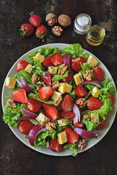 Salat Mit Erdbeeren Blauen Zwiebeln Walnüssen Und Garganzola Gesunder Erdbeersalat — Stockfoto
