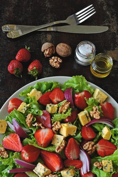 Salat Mit Erdbeeren Blauen Zwiebeln Walnüssen Und Garganzola Gesunder Erdbeersalat — Stockfoto