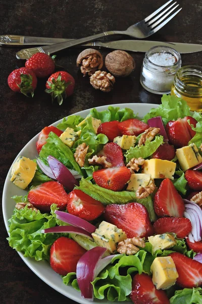 Salada Com Morangos Cebola Azul Nozes Queijo Garganzola Salada Morango — Fotografia de Stock