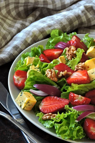 Salat Mit Erdbeeren Blauen Zwiebeln Walnüssen Und Garganzola Gesunder Erdbeersalat — Stockfoto