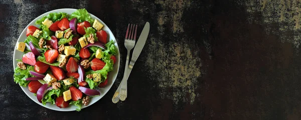 Salada Com Morangos Cebola Azul Nozes Queijo Garganzola Salada Morango — Fotografia de Stock