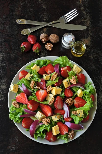 Salat Mit Erdbeeren Blauen Zwiebeln Walnüssen Und Garganzola Gesunder Erdbeersalat — Stockfoto