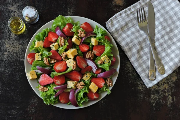 Salat Mit Erdbeeren Blauen Zwiebeln Walnüssen Und Garganzola Gesunder Erdbeersalat — Stockfoto